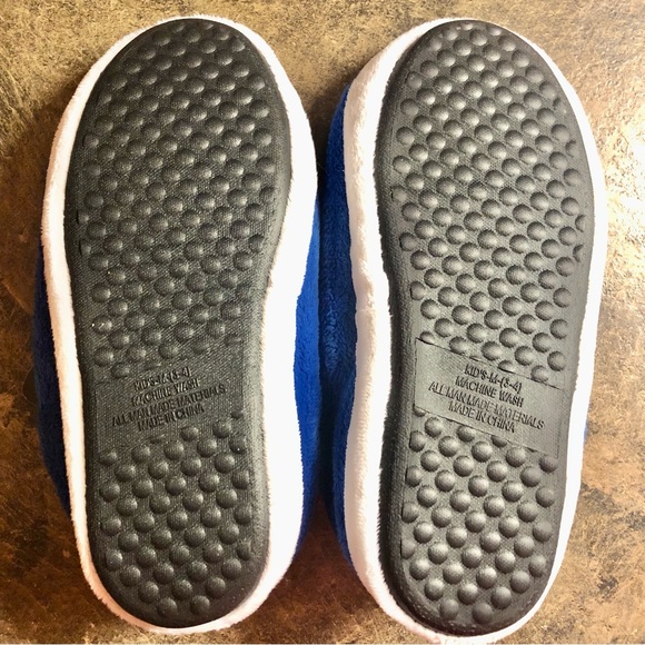 Toronto Maple Leafs Logo Slippers NHL Hockey Kids Size 3-4 Blue White New - Picture 2 of 2